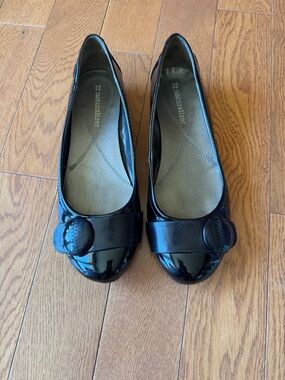 Naturalizer Black Patent Rounded Toe Ballet Flats with Button Accent